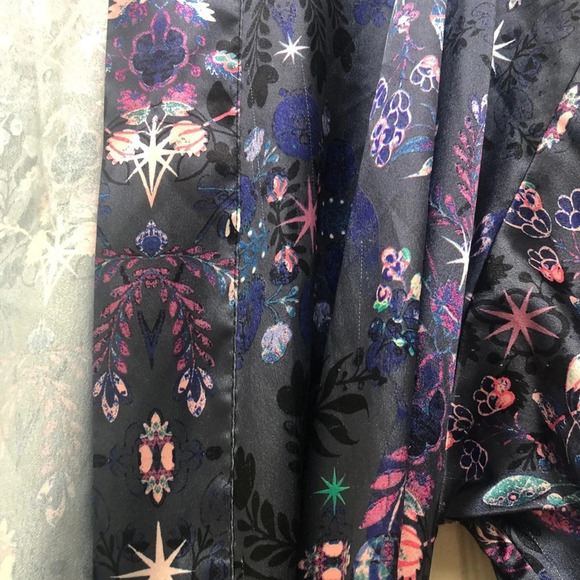 VICTORIAS SECRET KIMONO ROBE - Picture 4 of 4